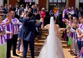 Los novios recorren el pasillo.