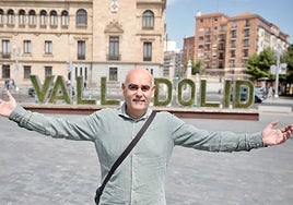 Juan Carlos Pastor posa delante de las letras de Valladoldi esta semana.