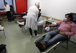 Varias personas donan sangre en un espacio adaptado de la provincia de Segovia.