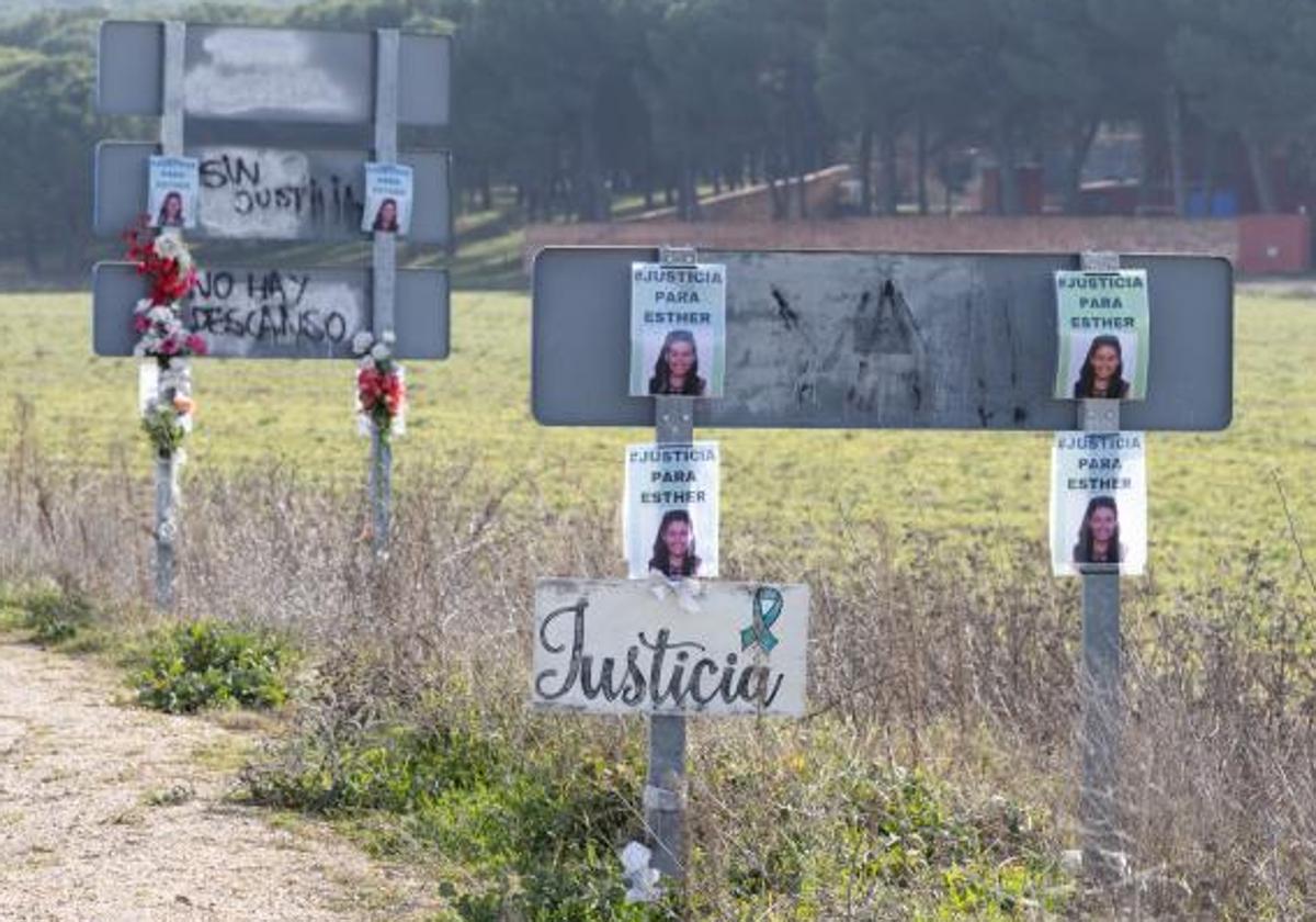 Carteles de Justicia para Esther en la zona en la que apareció el cuerpo.