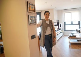 La interiorista Carolina Sánchez de Comodoos Interiores en el salón de esta vivienda.