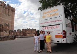 Las delegadas locales de la Hermandad de Donantes en Coca, junto a una de las voluntarias que donó plasma este viernes en Coca, Laura González (centro).