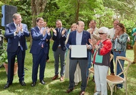 Alanís, Mañueco y los homenajeados Luis Sanz y Mari Luz Cid.