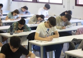 Alumnos haciendo las pruebas de la EBAU en el Aulario, el pasado 5 de junio.