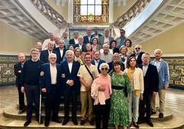 Alumnos de la promoción 1969-1974 de Derecho en la escalera principal de la Facultad.