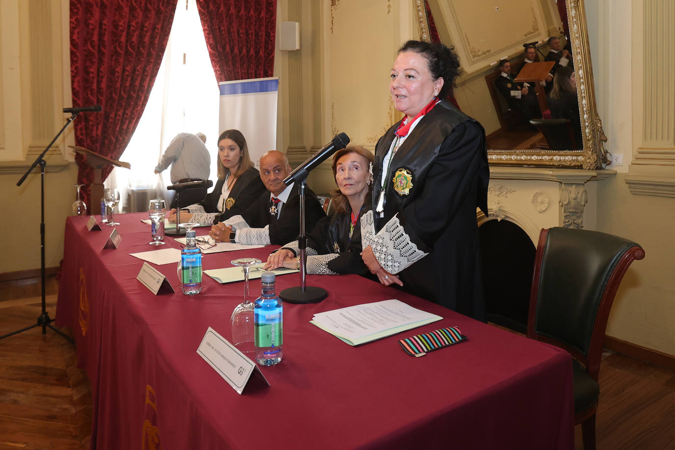 Jura de cargos y distinciones entre los graduados sociales