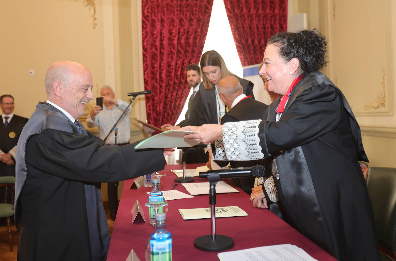 Jura de cargos y distinciones entre los graduados sociales