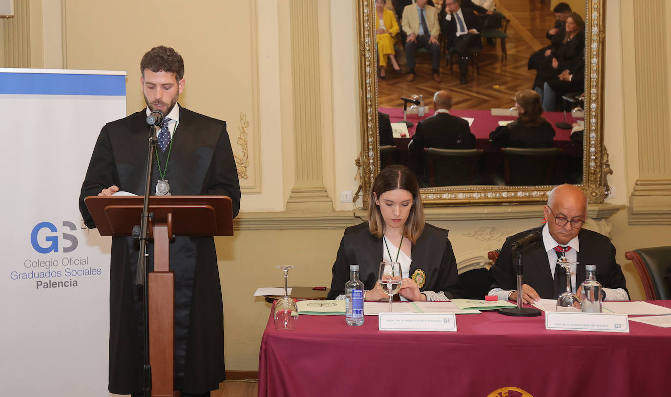 Jura de cargos y distinciones entre los graduados sociales