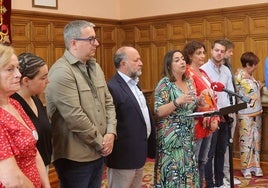 Miriam Andrés ofrece una rueda de prensa, arropada por sus nueve concejales.