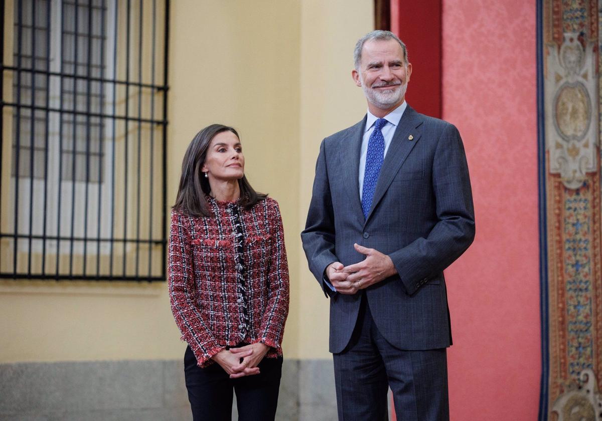 La Reina Letizia luciendo su look junto al Rey Felipe VI.