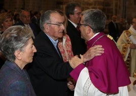 Luis Argüello recibe el abrazo de su padre Luis cuando fue nombrado obispo auxiliar de Valladolid en 2016.