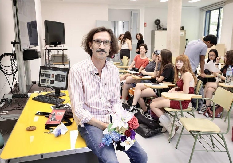 El profesor César Paunero, tras ser sorprendido por sus alumnos tras jubilarse.