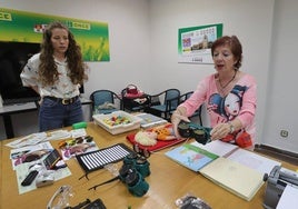 Rosa María Blanco, técnico de Autonomía Personal de la ONCE, y la maestra Leticia Rodríguez, a la izquierda, muestran el material.