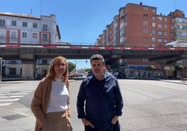 Rocío Anguita y Jonathan Racionero frente al viaducto de Arco de Ladrillo.