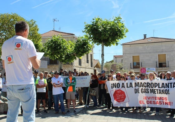 Manifestantes en la Plaza Mayor de Montemayor de Pililla