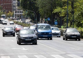 Imagen de archivo de coches a su paso por Isabel la Católica.