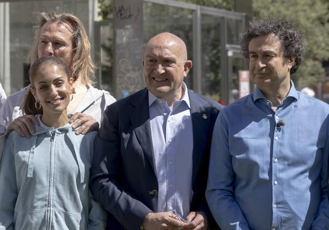 Jesús Julio Carnero posa con varios protagonistas del televisivo Master Chef.