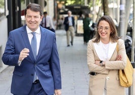 Fernández Mañueco, en la calle Génova esta semana, con la consejera María González Corral, tras las elecciones europeas.