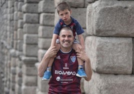 Ramsés y su hijo posan con la camiseta de la Segoviana junto al Acueducto.