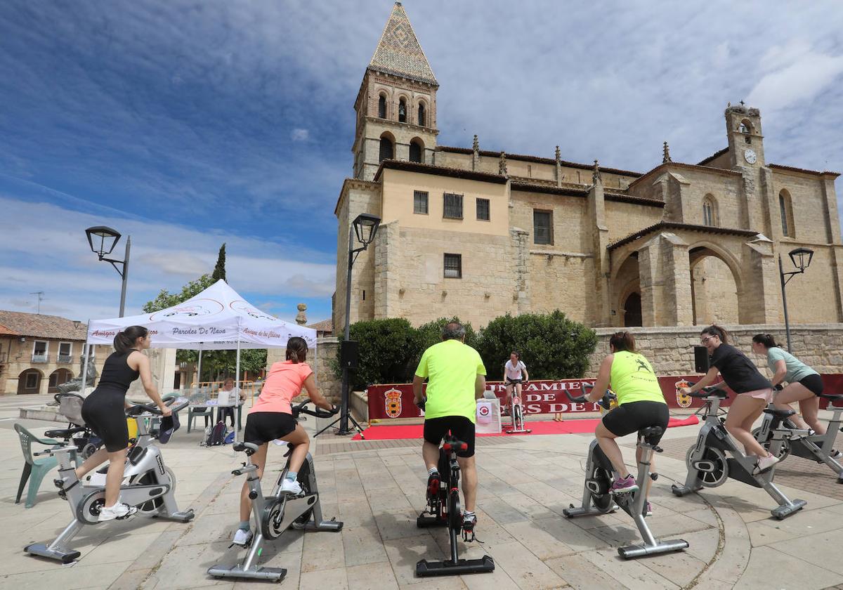 Participantes pedalean junto a Santa Eulalia.