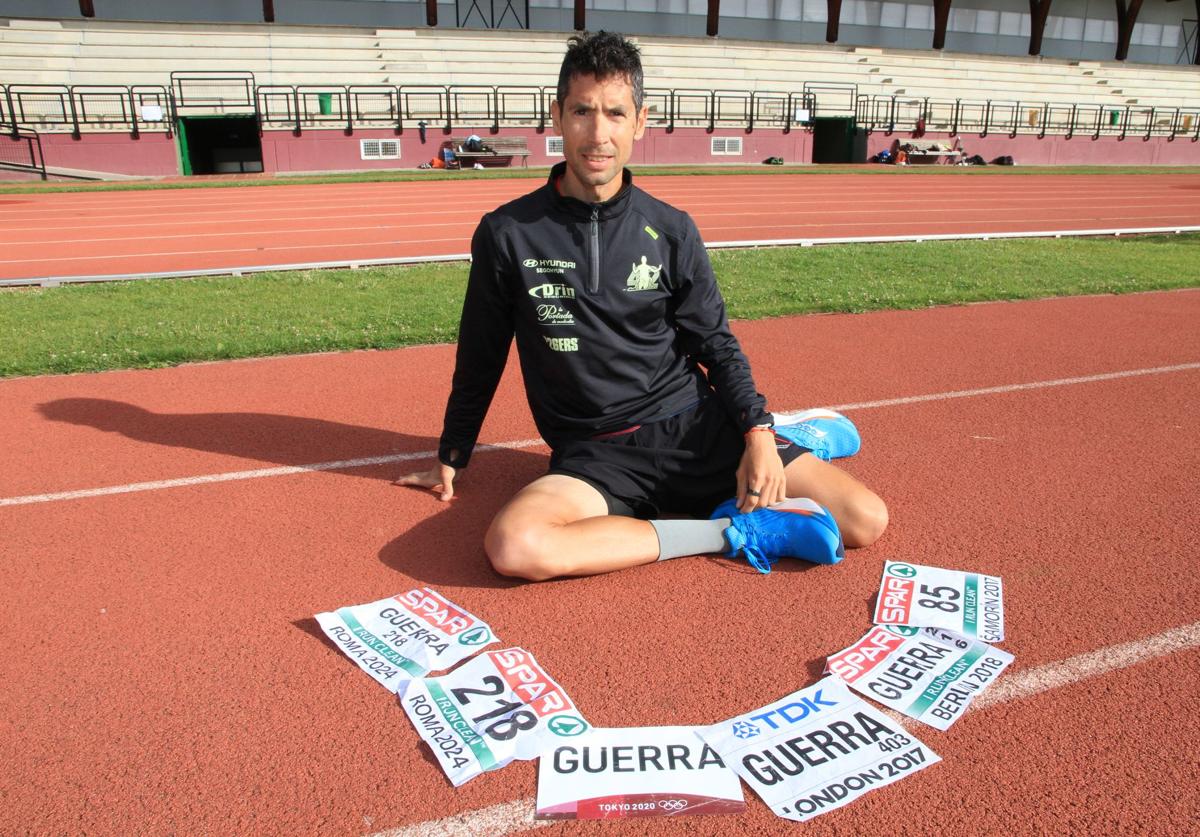 Javi Guerra, con algunos de los dorsales que ha llevado en las mejores competiciones internacionales.