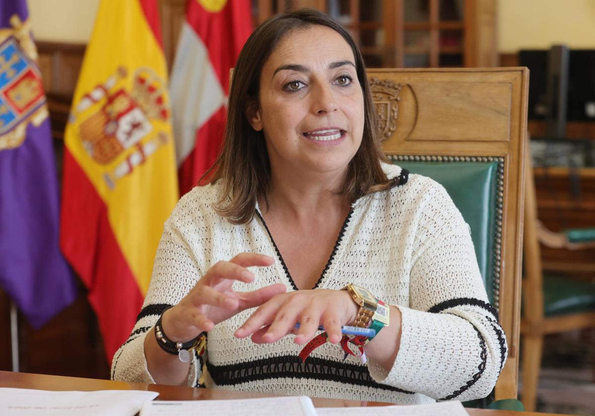 La alcaldesa de Palencia, Miriam Andrés, durante la entrevista en su despacho.