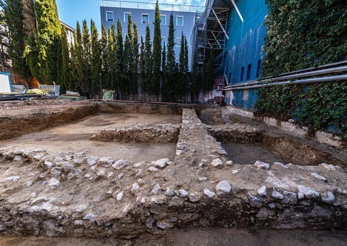 Imagen secundaria 1 - El convento de la Laura en el año 1969 y en primer término el grupo escultórico realizado por Antonio Susillo en homenaje a Cristóbal Colón. Excavaciones arqueológicas en el patio del nº 5 del paseo de Filipinos, con las cimentaciones de las galerías interiores del convento de Nuestra Señora de la Laura. Hospital Recoletas Campo Grande, levantado en el solar del convento de la Laura.