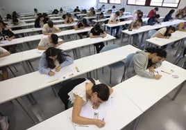 Alumnos haciendo las pruebas de la EBAU en el Aulario