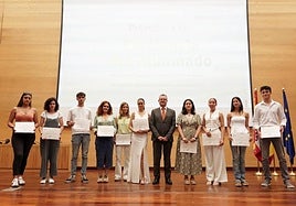 El consejero con los galardonados en los I Premios de Excelencia de los Centros Integrados de FP Agraria.