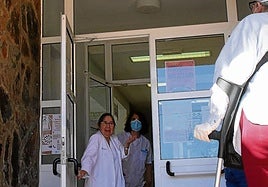 Personal del centro de salud de Navafría invitan a entrar a una paciente.