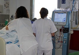 Sanitarios atienden a un paciente en el Hospital General de Segovia.