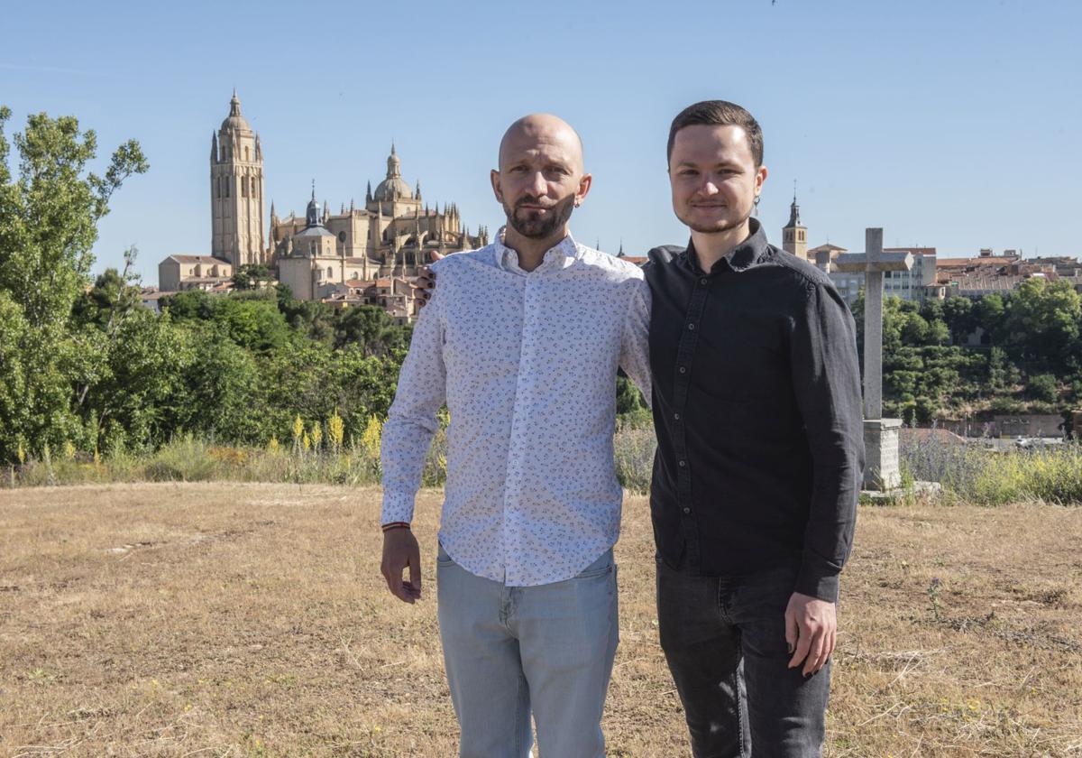 Aleksei y Slava, pareja rusa que vive en Segovia, posa con Segovia al fondo en las inmediaciones de la sede de Cruz Roja en la capital.