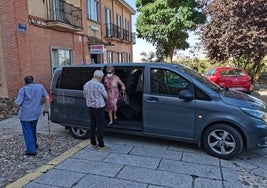 Usuarios de Melque de Cercos del transporte a la demanda instaurado hace dos veranos en la provincia de Segovia.