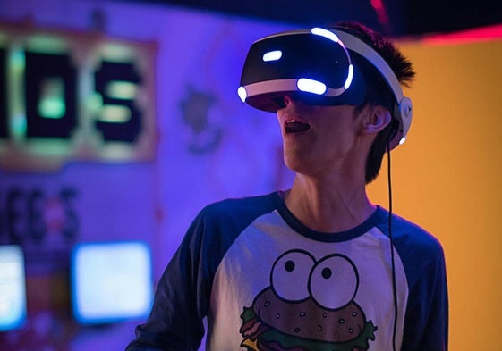 Un joven prueba una gafas de realidad virtual.