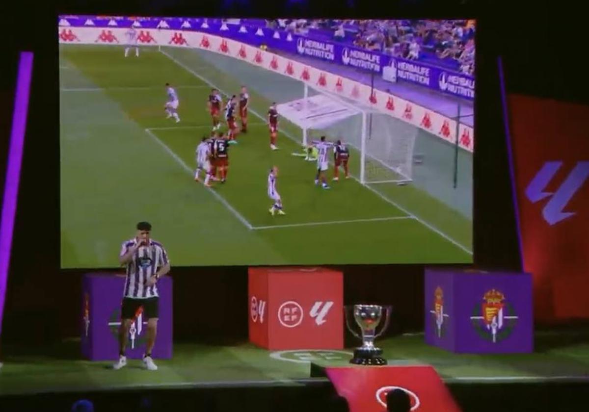 El rapero y 'freestyler' Sawi Elekipo durante su actuación en la sede de la RFEF glosando la temporada del Real Valladolid antes del sorteo del calendario.