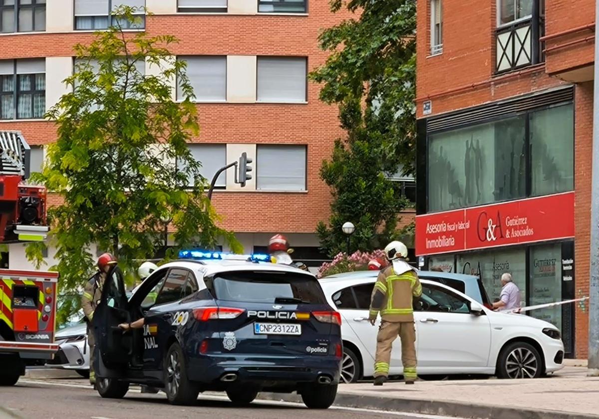 Bomberos y Policía, este martes en la calle Amadeo Arias.