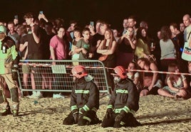 Bomberos vigilan la hoguera de San Juan en Las Moreras, el año pasado.