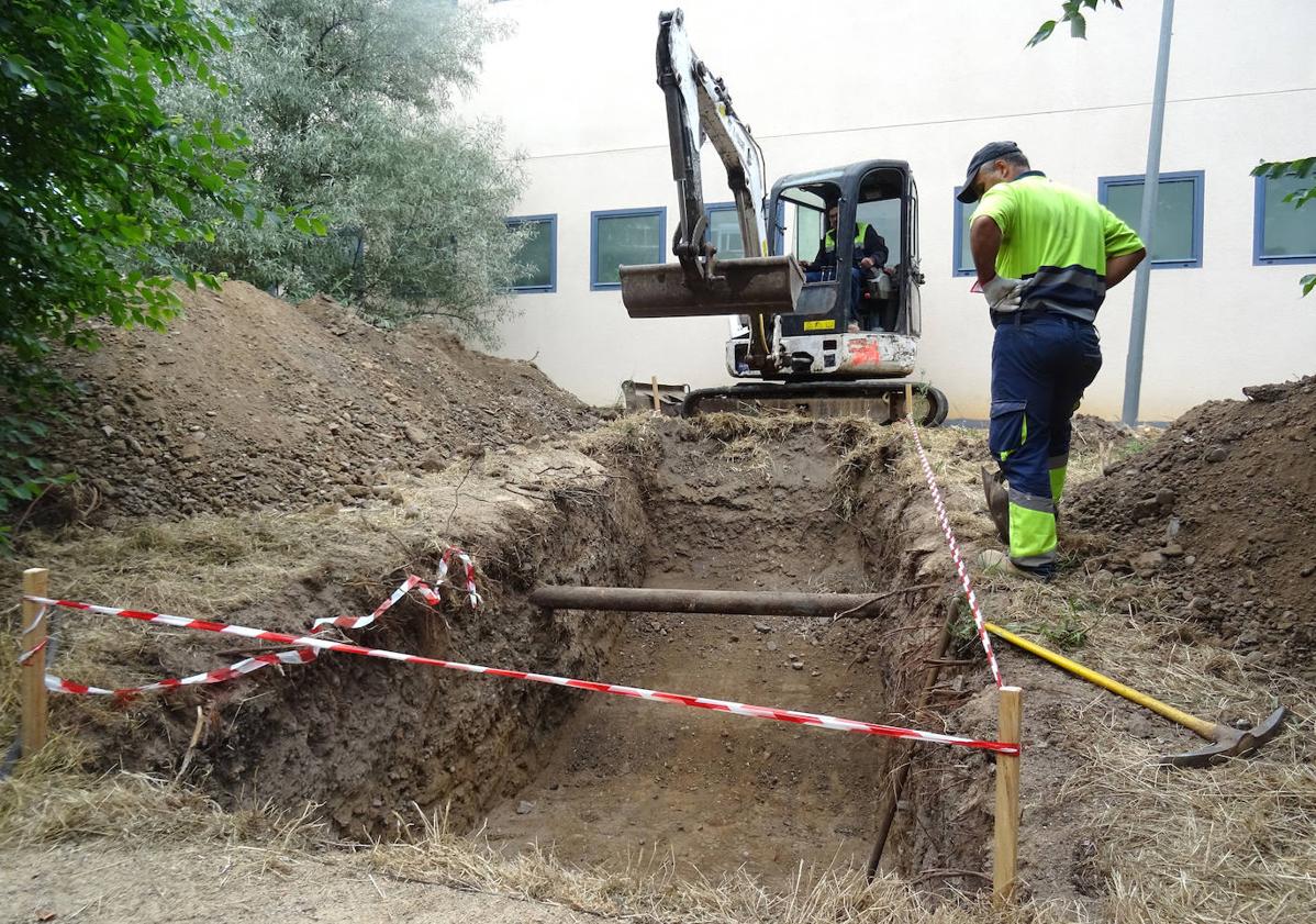 Imagen principal - Arriba, segunda cata en los jardines del antiguo Río Hortega. Debajo, a la izquierda, cascotes y restos de ladrillos encontrados en este punto. A la derecha, parterre perimetrado en los jardines.