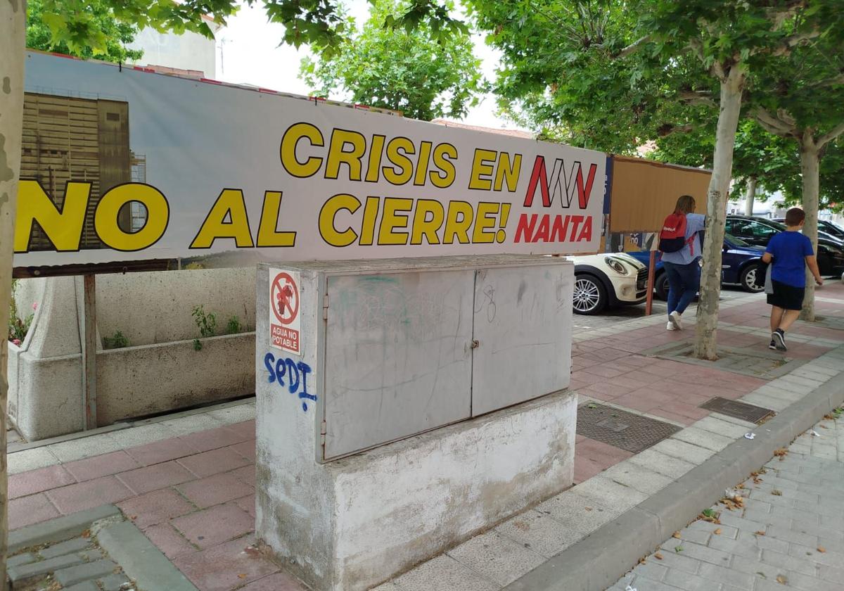 Pancarta contra el cierre de Nanta colocada en uno de los soportes instalados en Tudela de Duero para los carteles de las elecciones europeas del pasado 9-J.