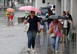 La tormenta sorprende a segovianos y turistas y complica el tráfico en la ciudad