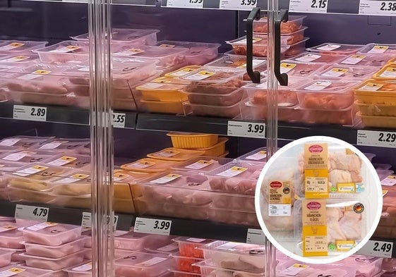 Sección de productos cárnicos en el supermercado Lidl, y en detalle, las bandejas de pollo contaminado.