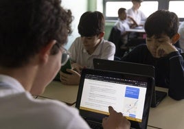 Varios alumnos de Educación Secundaria, en un aula del colegio Amor de Dios.