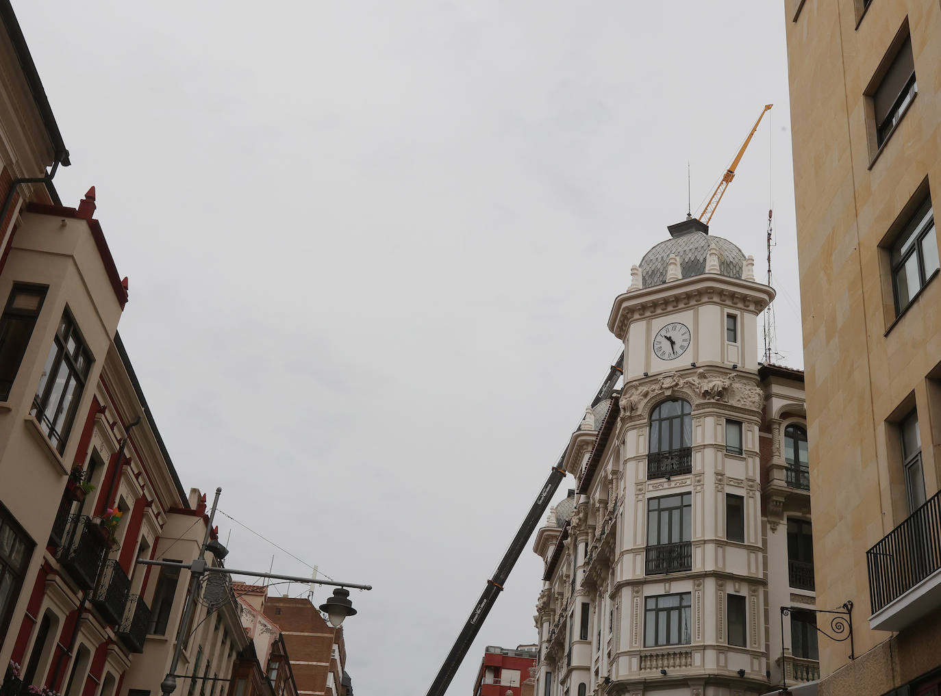 Una enorme grúa retira una antena en la Calle Mayor