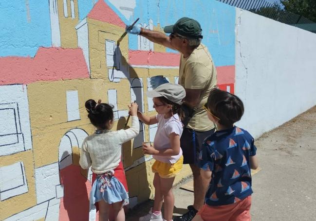 Niños y grandes ayudaron a los artistas a colorear el mural