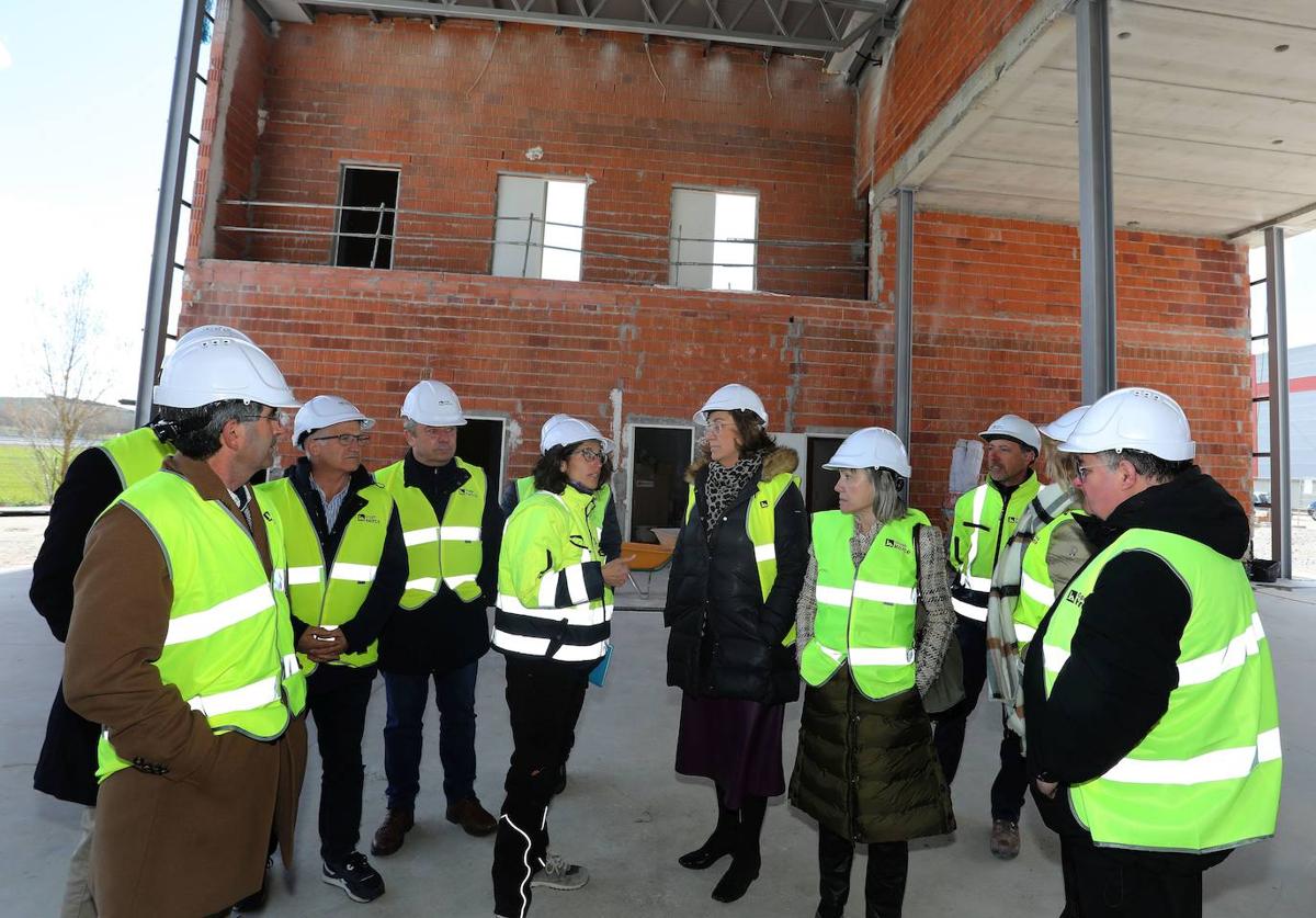 La presidenta, en el centro, visita las obras del nuevo parque de bomberos de Aguilar, el pasado mes de marzo.