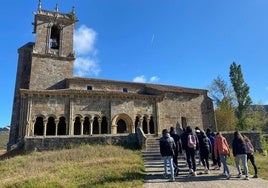 Varios alumnos acceden a la iglesia de San Julián y Santa Basilisa, en Rebolledo de la Torre, en Burgos.