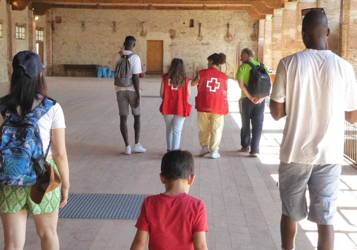 Voluntarios de Cruz Roja acompañan a refugiados en una salida a Valsaín.