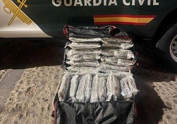 Detienen a una persona que viajaba en un autobús con más 13 kilos de marihuana