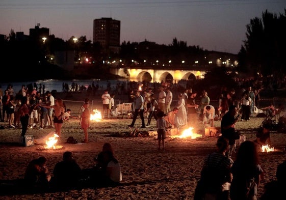 Noche de San Juan en la playa de Las Moreras, el año pasado.