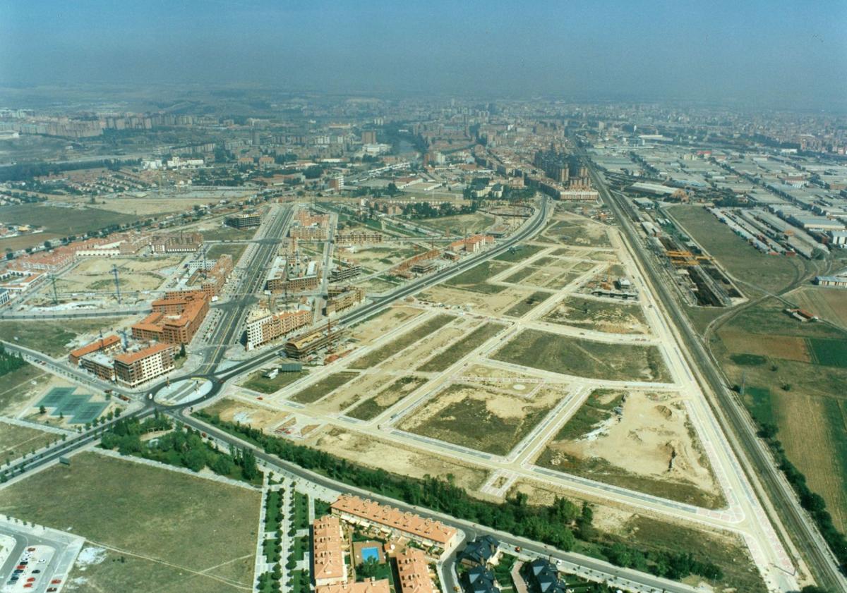 Imagen principal - Solares y viviendas en construcción en Parque Alameda en 1997. A la derecha de la imagen principal, la vía del ferrocarril y el polígono de Argales. Debajo, edificios del barrio en obras.